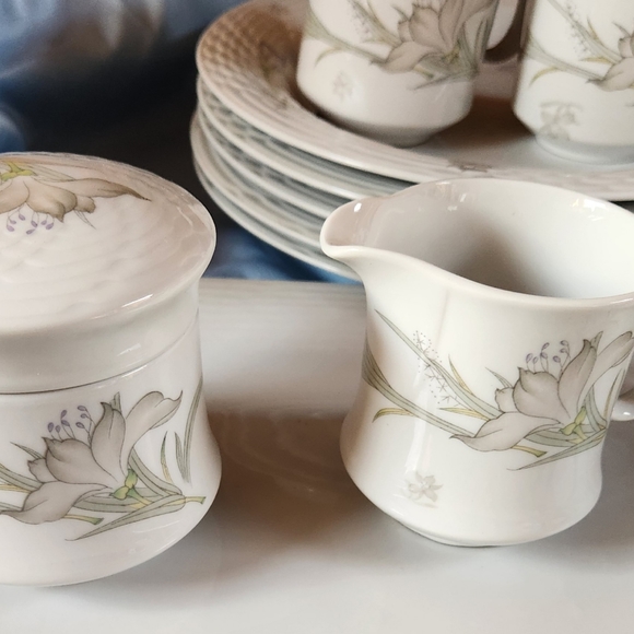 Beautiful China PearlSet Of 5 Cups & Saucers,Salad Plates, sugar bowl & creamer - Picture 7 of 13